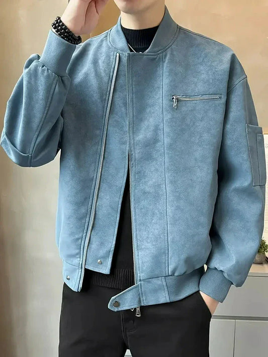 Jaqueta bomber masculina com zíper e corte baixo.
