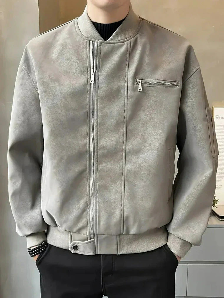 Jaqueta bomber masculina com zíper e corte baixo.