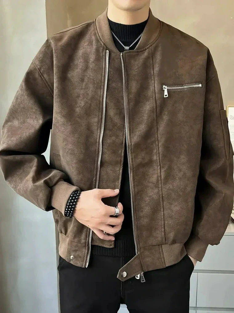Jaqueta bomber masculina com zíper e corte baixo.