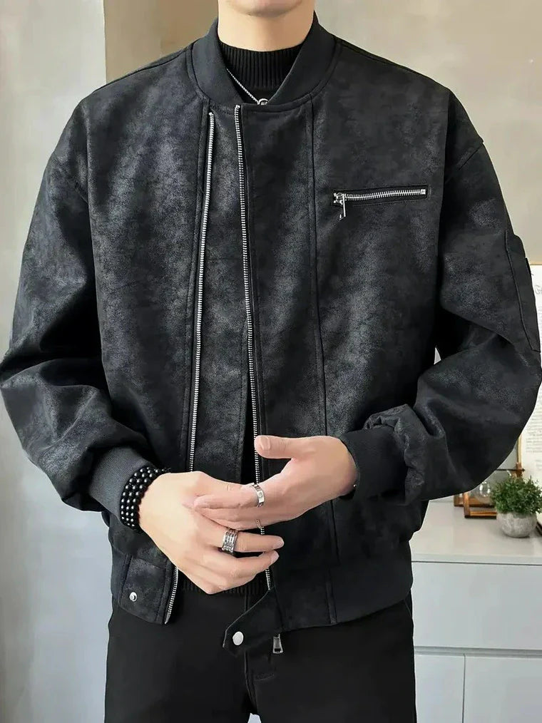 Jaqueta bomber masculina com zíper e corte baixo.